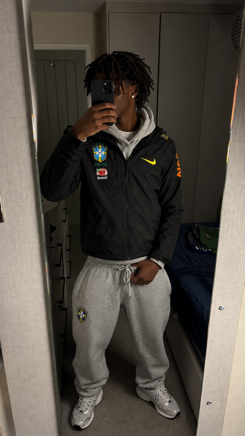 Coupe-vent Brésil noir porté avec un jogging gris, selfie miroir