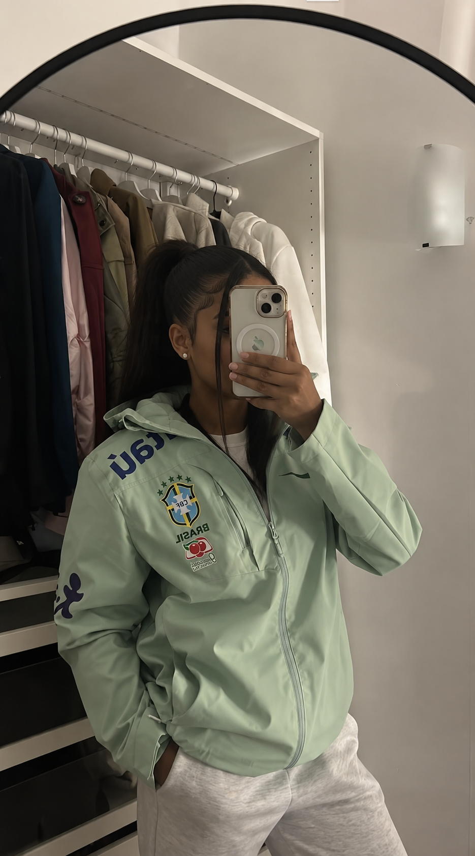 Coupe-vent Brésil vert menthe porté, selfie miroir